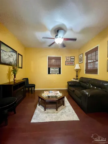 $1,400 | 211 B Seminole Trail, Pensacola, FL 32506