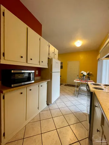 $1,400 | 211 B Seminole Trail, Pensacola, FL 32506