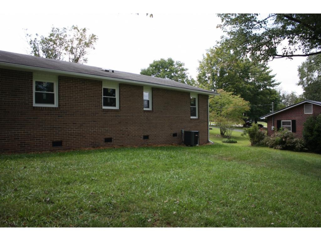 117 Oak Timbers Road Telford, TN 37690 - Photo 18 of 32 Back of Home w new heat pump