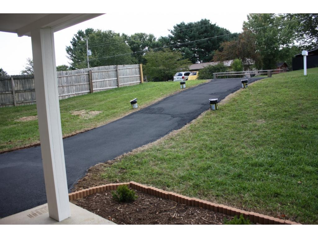 117 Oak Timbers Road Telford, TN 37690 - Photo 2 of 32 Newly Coated Driveway