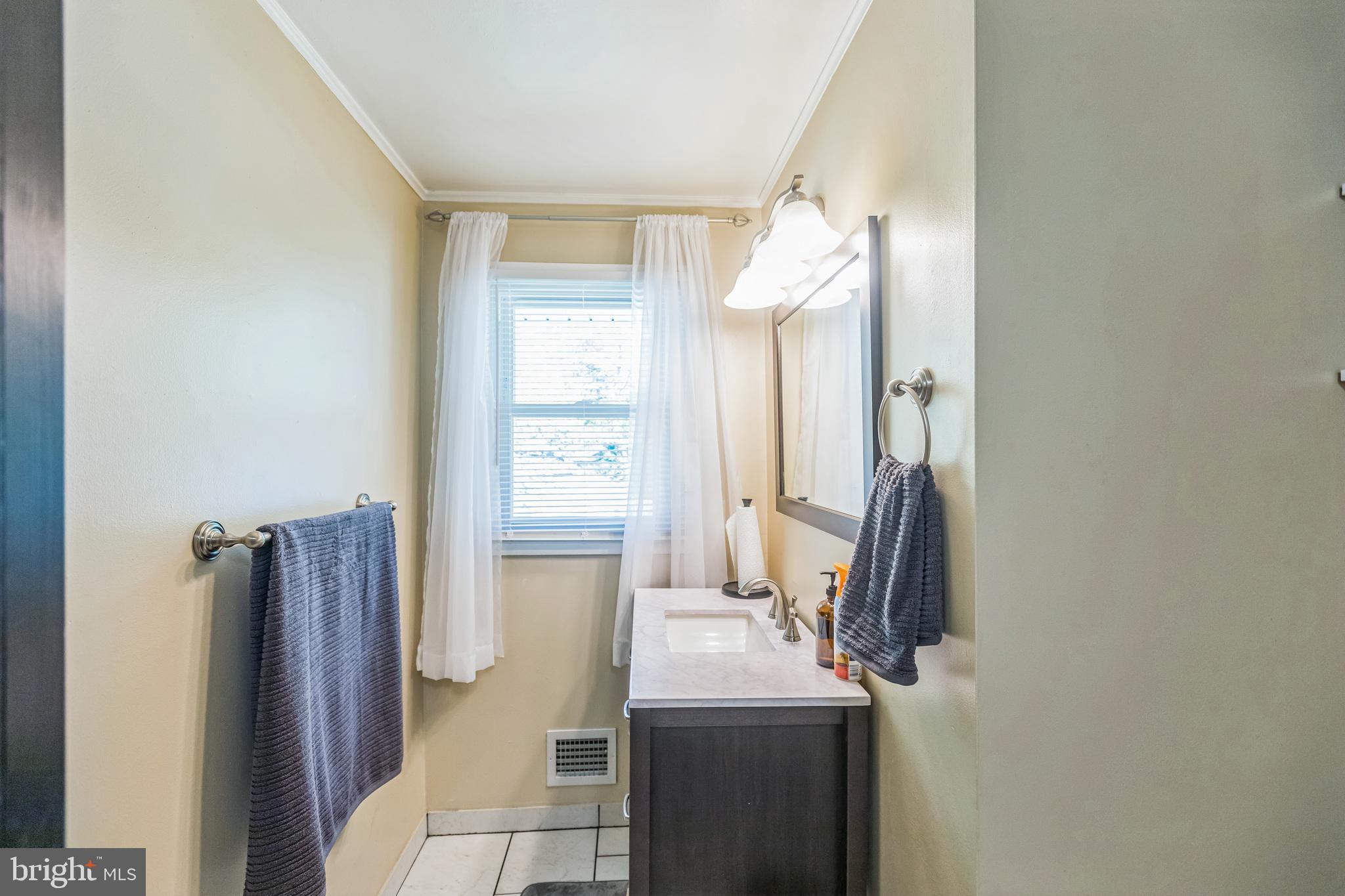 2403 Pinefield Road Waldorf, MD 20601 - Photo 16 of 42 Hall bathroom upper level