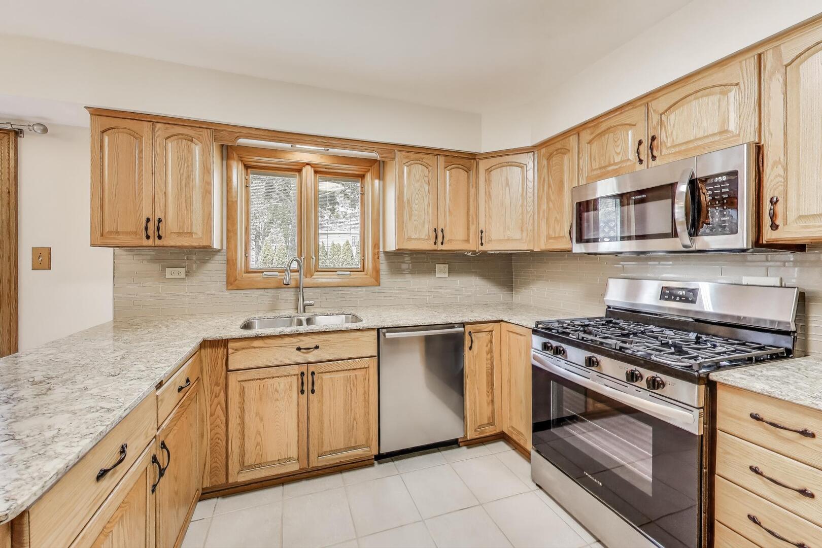 206 West Hintz Road Arlington Heights, IL 60004 - Photo 8 of 42