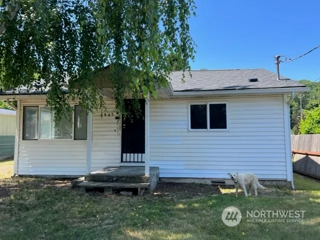 a view of a house with a yard