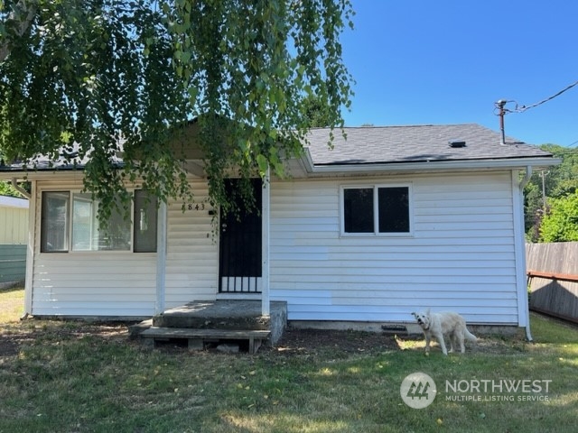 a view of a house with a yard