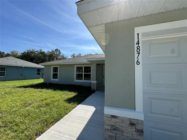 a view of a house with backyard