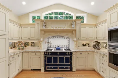 $4,345,000 | 2 Shore Drive, Manhasset, NY 11030