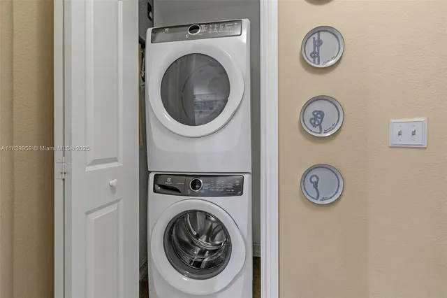 $285,000 | 13941 Clubhouse Drive, Unit 204, Tampa, FL 33618