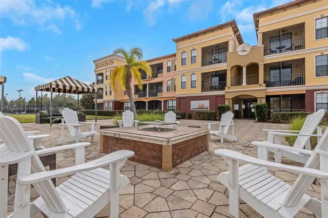 $285,000 | 13941 Clubhouse Drive, Unit 204, Tampa, FL 33618