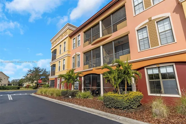 $285,000 | 13941 Clubhouse Drive, Unit 204, Tampa, FL 33618