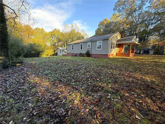 a view of a house with a yard