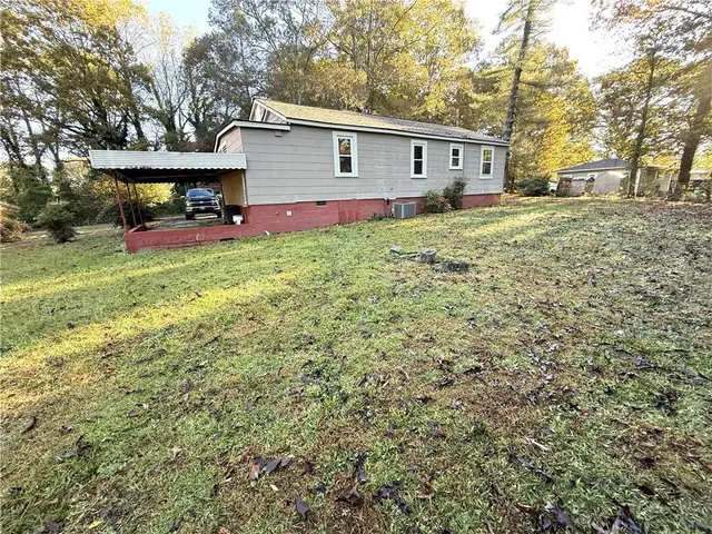 a view of a house with a yard
