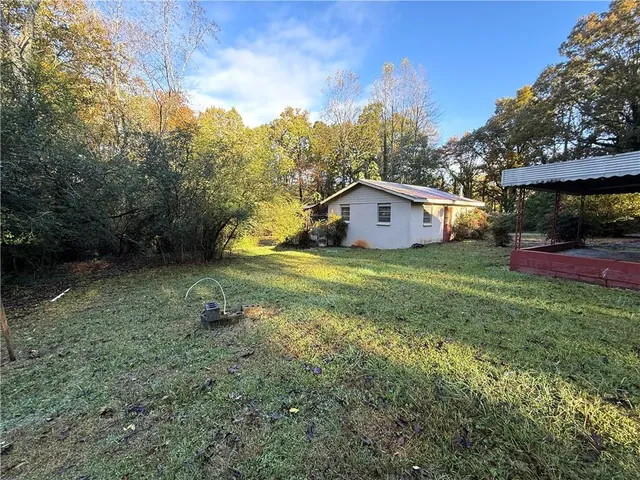a view of a house with a yard