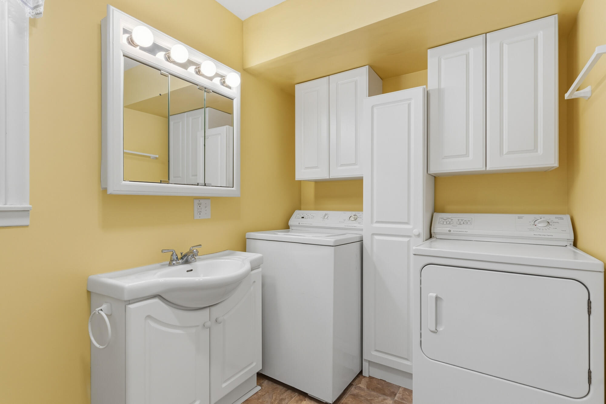 4704 Romence Road Portage, MI 49024 - Photo 28 of 41 4704 Romence Rd - Bathroom 2 & Laundry