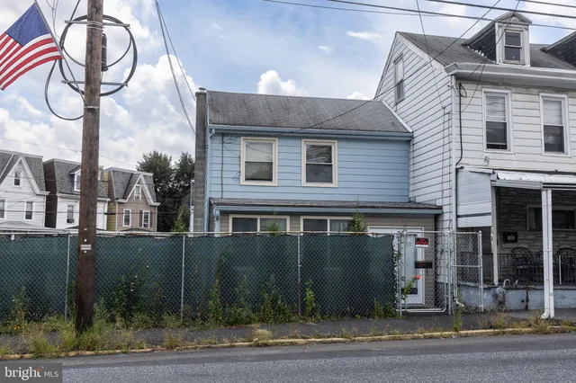 a view of a house with a yard and plants