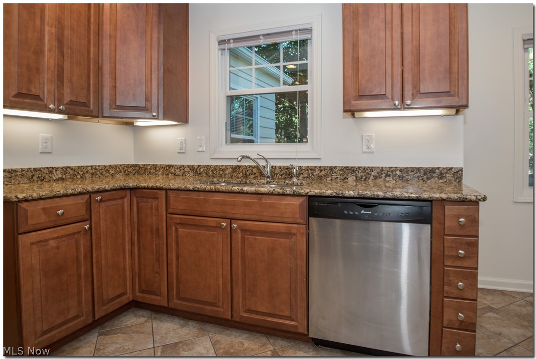 2416 Fenwick Road Cleveland, OH 44118 - Photo 10 of 35