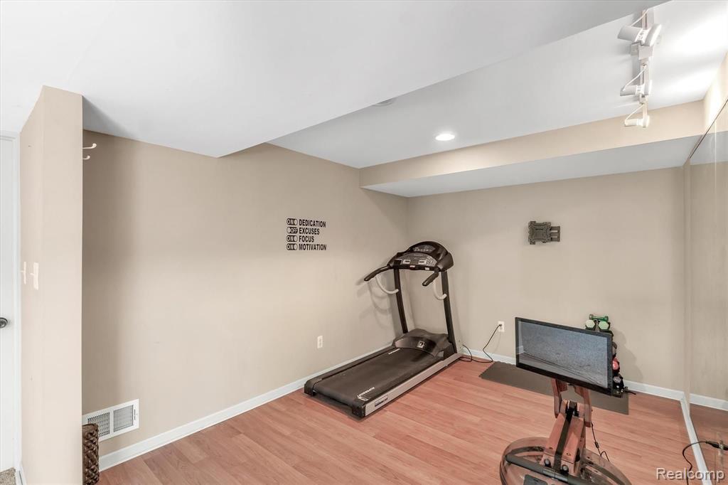 34412 Quaker Valley Road Farmington Hills, MI 48331 - Photo 44 of 57