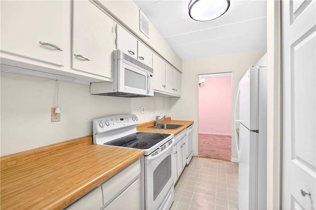 55 Highland Road, Unit 504 Bethel Park, PA 15102 - Photo 10 of 34 Kitchen