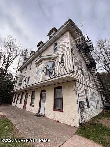 $1,300 | 383 Old Rte 940, Unit 301, Pocono Pines, PA 18350