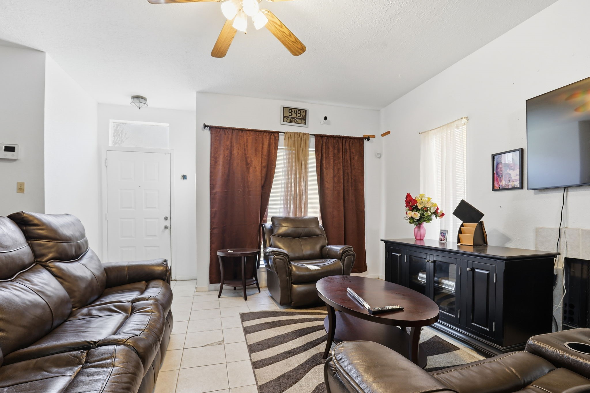 8320 Wild Rose Street, Unit 4B Houston, TX 77083 - Photo 4 of 16 a living room with furniture and a window