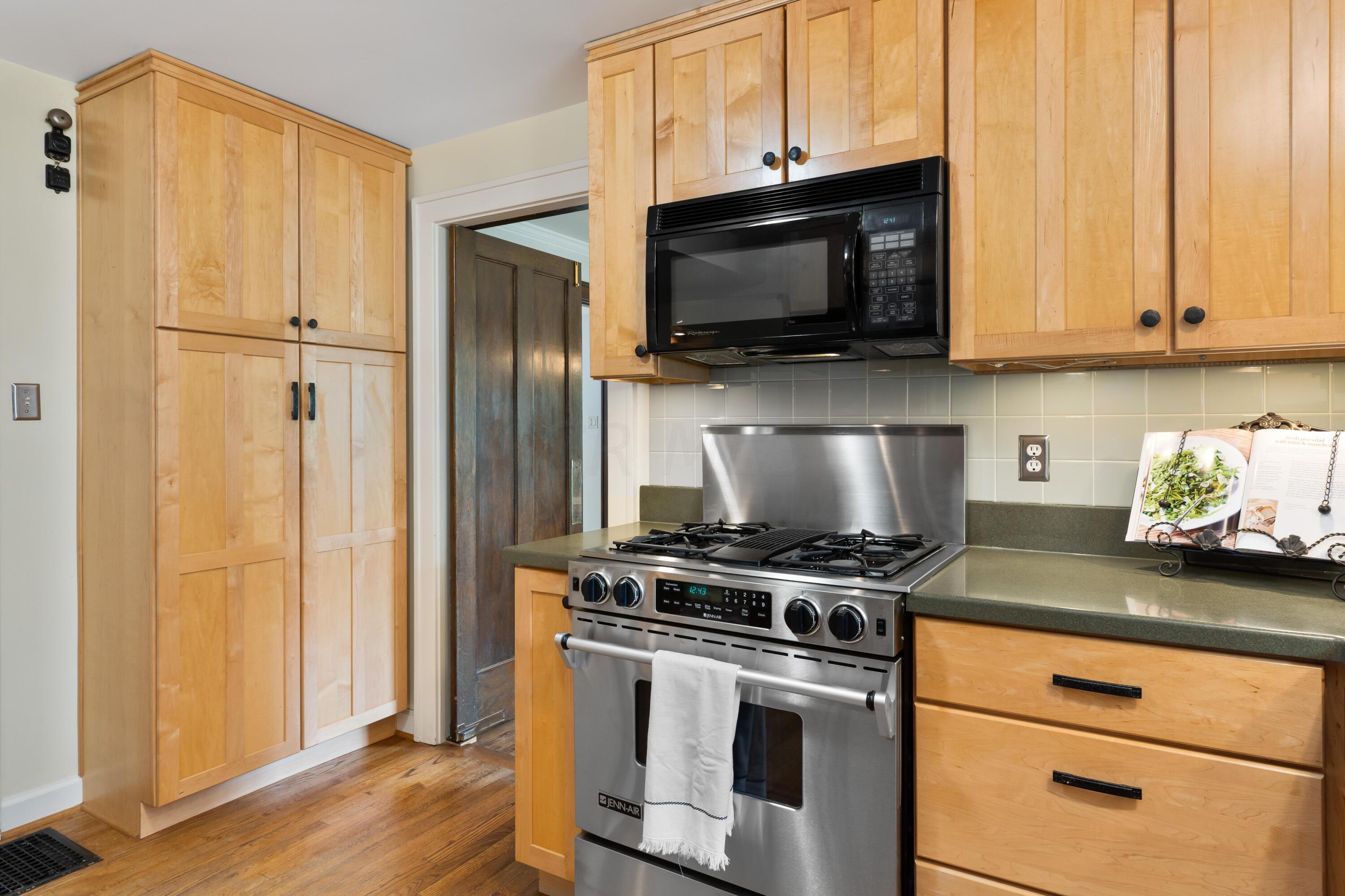 448 East Dunedin Road Columbus, OH 43214 - Photo 15 of 39 Downdraft Jenn-Air range