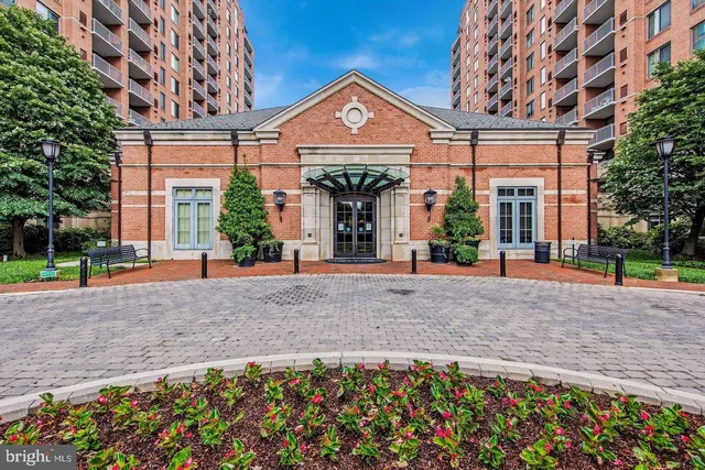 $2,100 | 11710 Old Georgetown Road, Unit 1206, North Bethesda, MD 20852