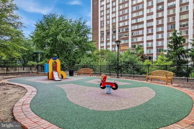 $2,100 | 11710 Old Georgetown Road, Unit 1206, North Bethesda, MD 20852