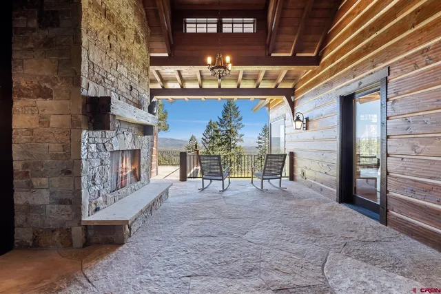 a view of an entryway with a livingroom