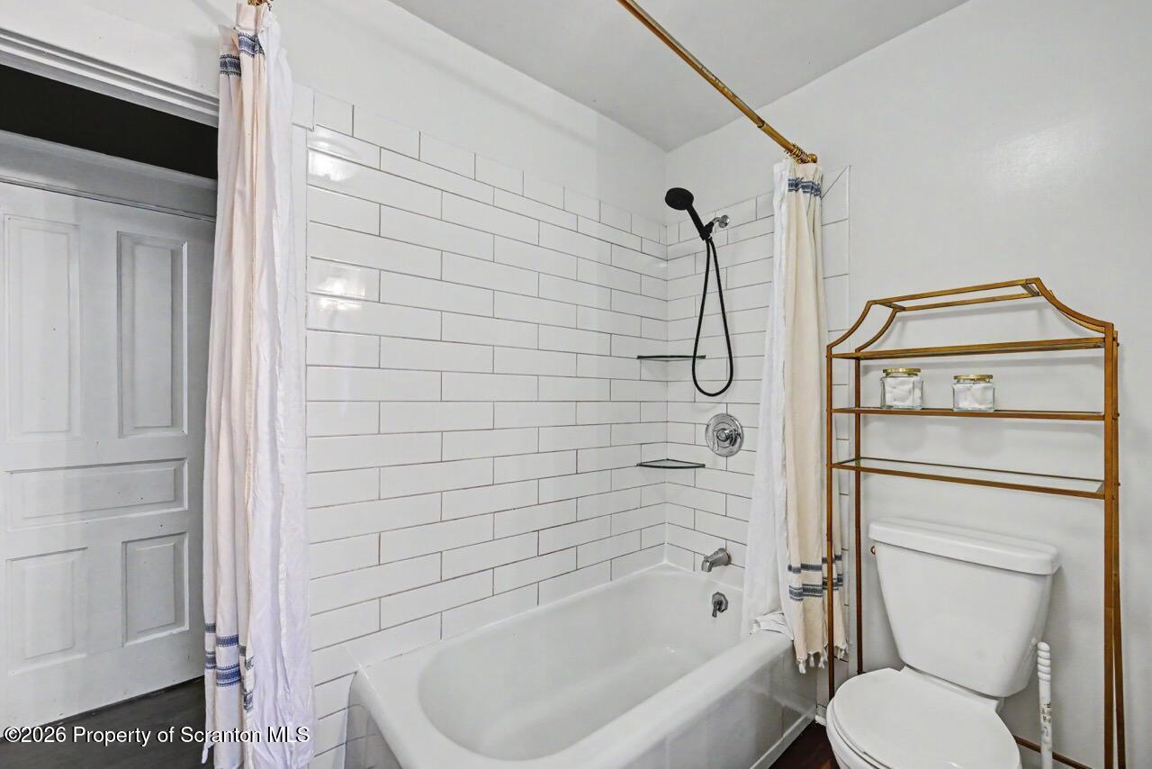 933 Fisk Street Scranton, PA 18509 - Photo 45 of 63 Full Bathroom