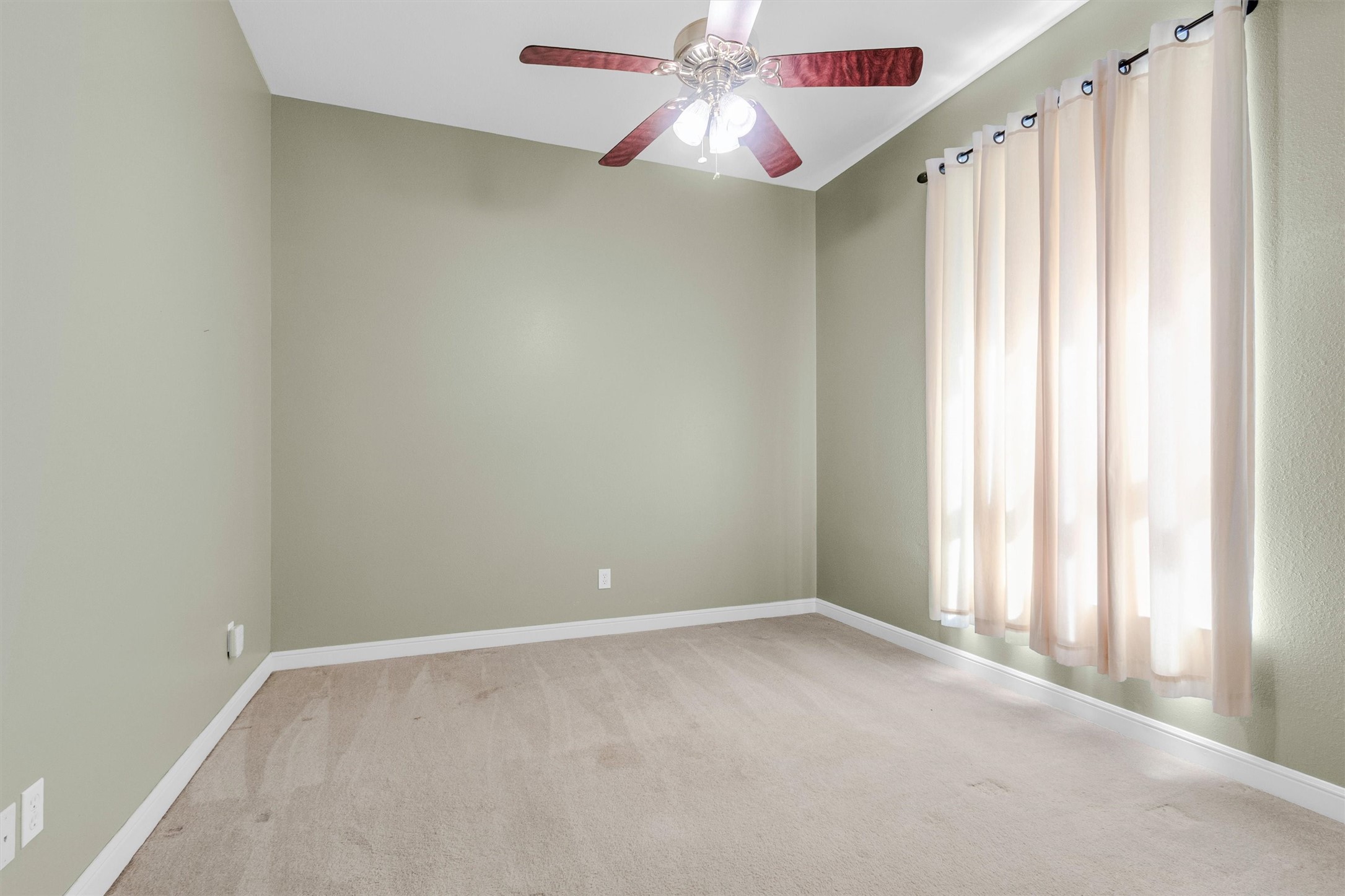 10331 Iron Ore Road Conroe, TX 77303 - Photo 22 of 47 Spacious room with a ceiling fan, illuminated by natural light.