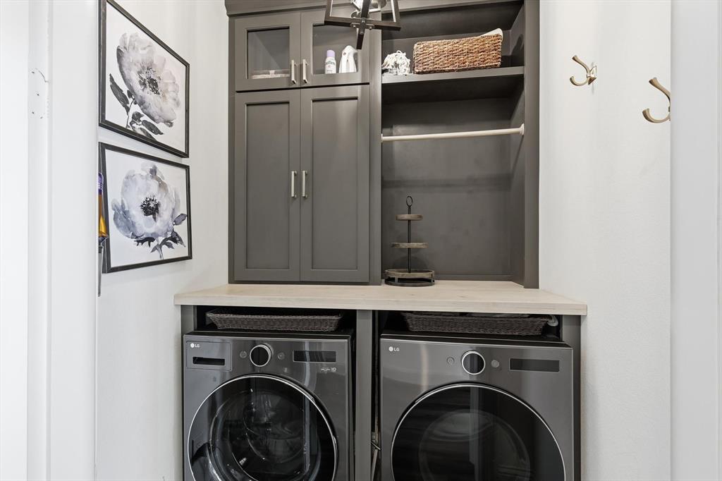 401 Lavender Lane Fairview, TX 75069 - Photo 22 of 40 a utility room with dryer and washer
