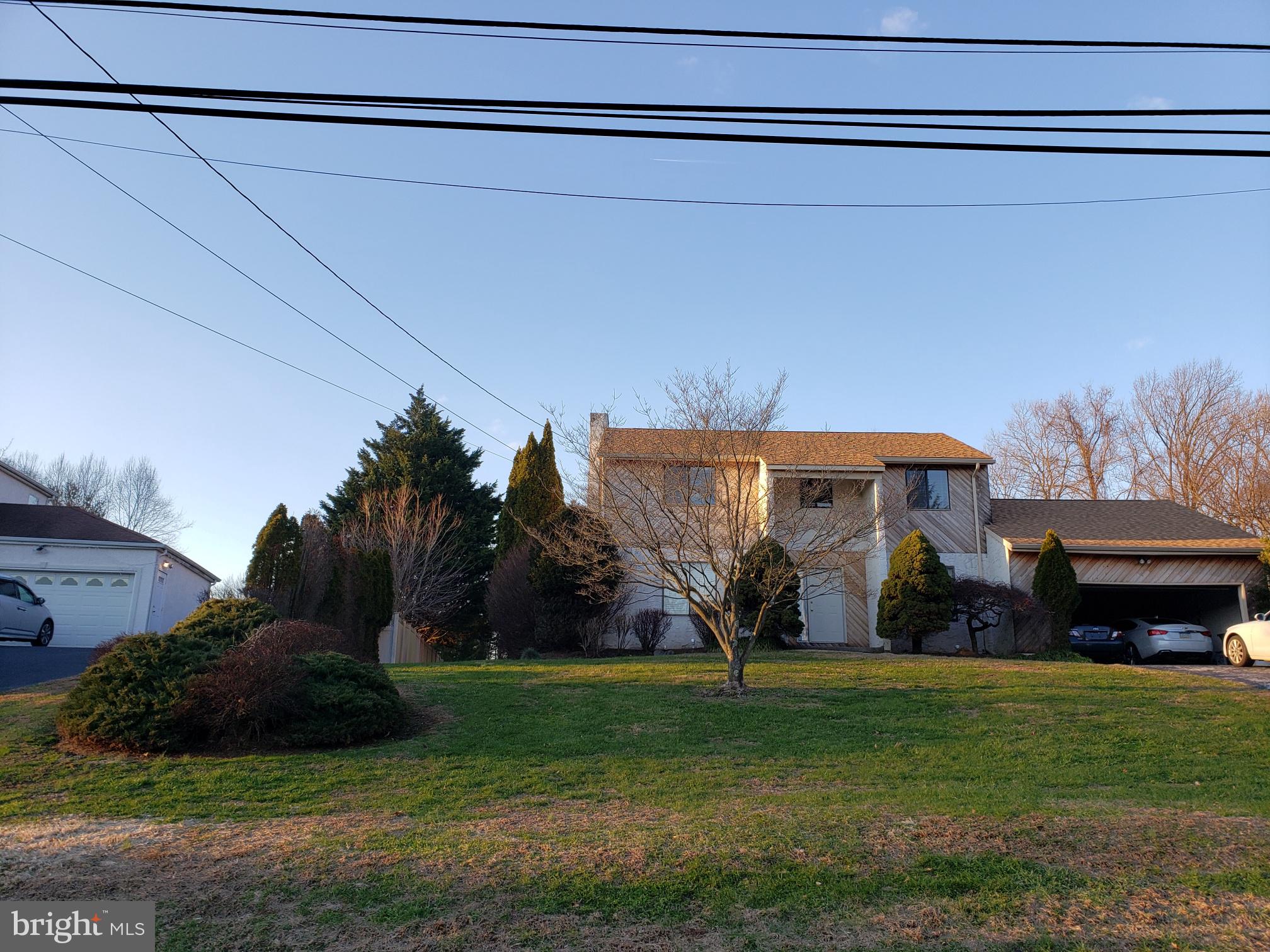 a view of a house with a backyard
