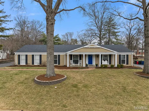 $689,900 | 2046 Willow Leaf Drive, St. Louis, MO 63131