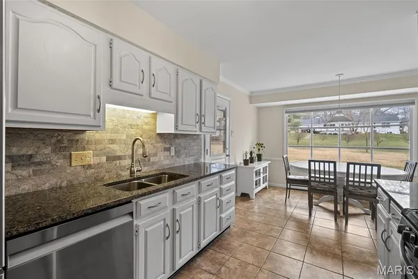 $689,900 | 2046 Willow Leaf Drive, St. Louis, MO 63131