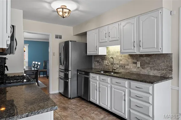 $689,900 | 2046 Willow Leaf Drive, St. Louis, MO 63131