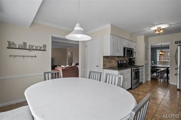 $689,900 | 2046 Willow Leaf Drive, St. Louis, MO 63131