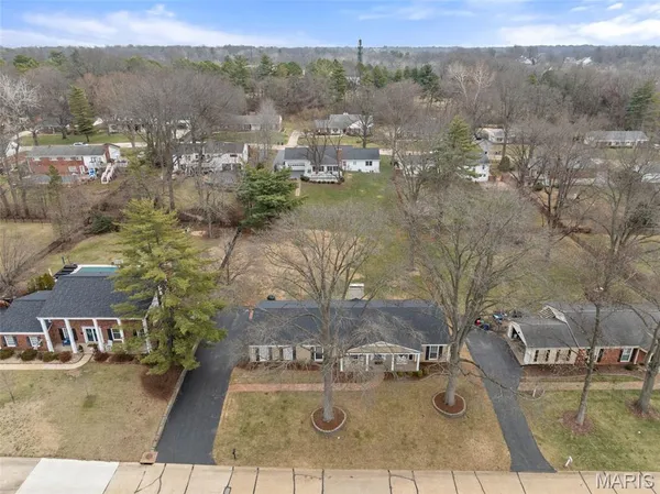 $689,900 | 2046 Willow Leaf Drive, St. Louis, MO 63131