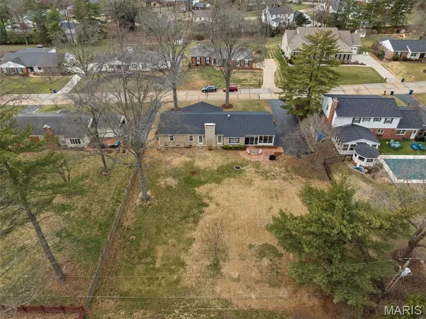 $689,900 | 2046 Willow Leaf Drive, St. Louis, MO 63131