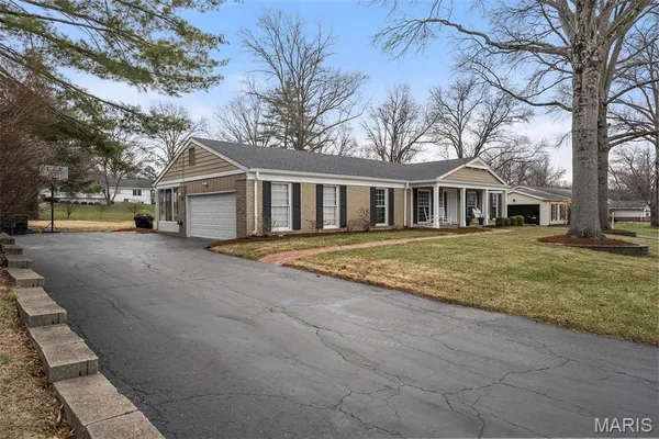 $689,900 | 2046 Willow Leaf Drive, St. Louis, MO 63131