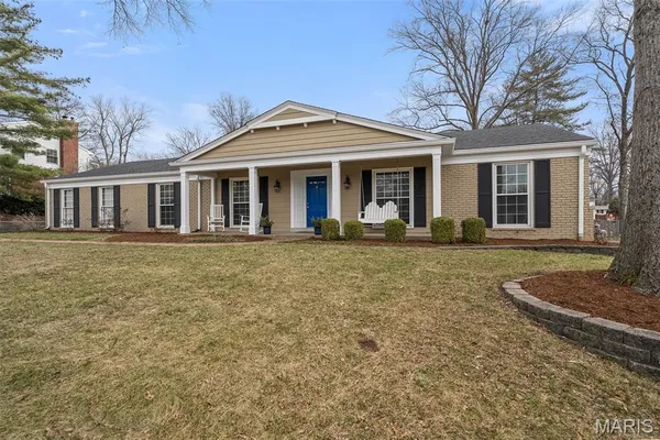 $689,900 | 2046 Willow Leaf Drive, St. Louis, MO 63131