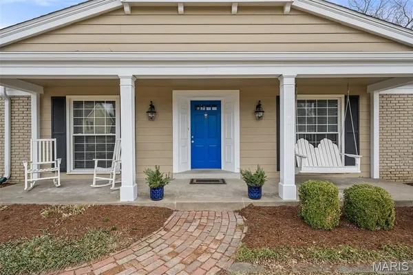 $689,900 | 2046 Willow Leaf Drive, St. Louis, MO 63131