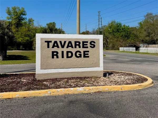 a sign that is sitting on the side of a road