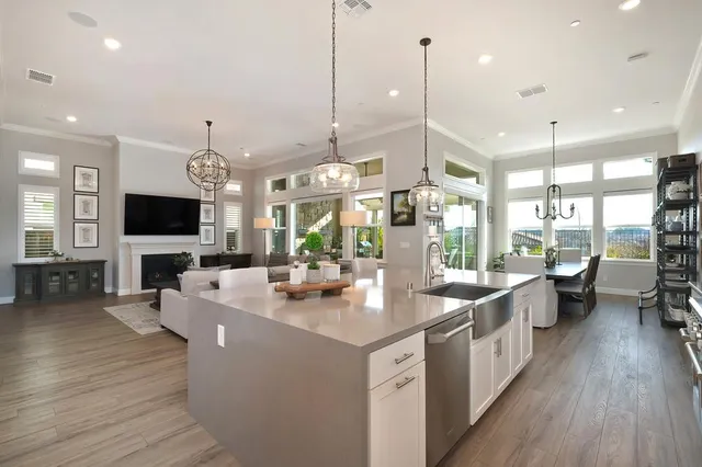 a large kitchen with kitchen island a large island in it