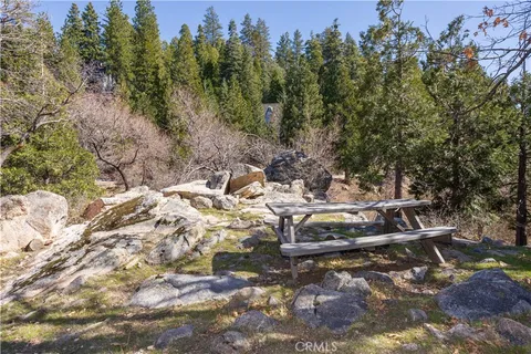 $949,000 | 813 Brentwood Drive, Lake Arrowhead, CA 92352