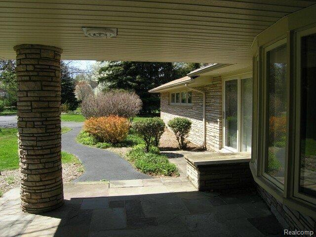 870 Lake Shore Road Grosse Pointe, MI 48236 - Photo 3 of 24 Front Porch