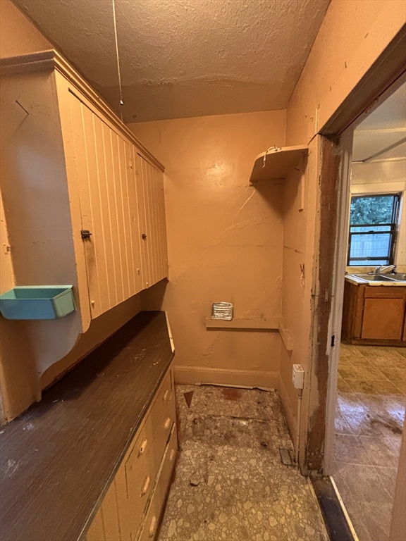 88 Dunmoreland Street Springfield, MA 01109 - Photo 4 of 29 a bathroom with a tub