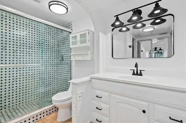 a en suite bathroom with a double vanity sink and a mirror