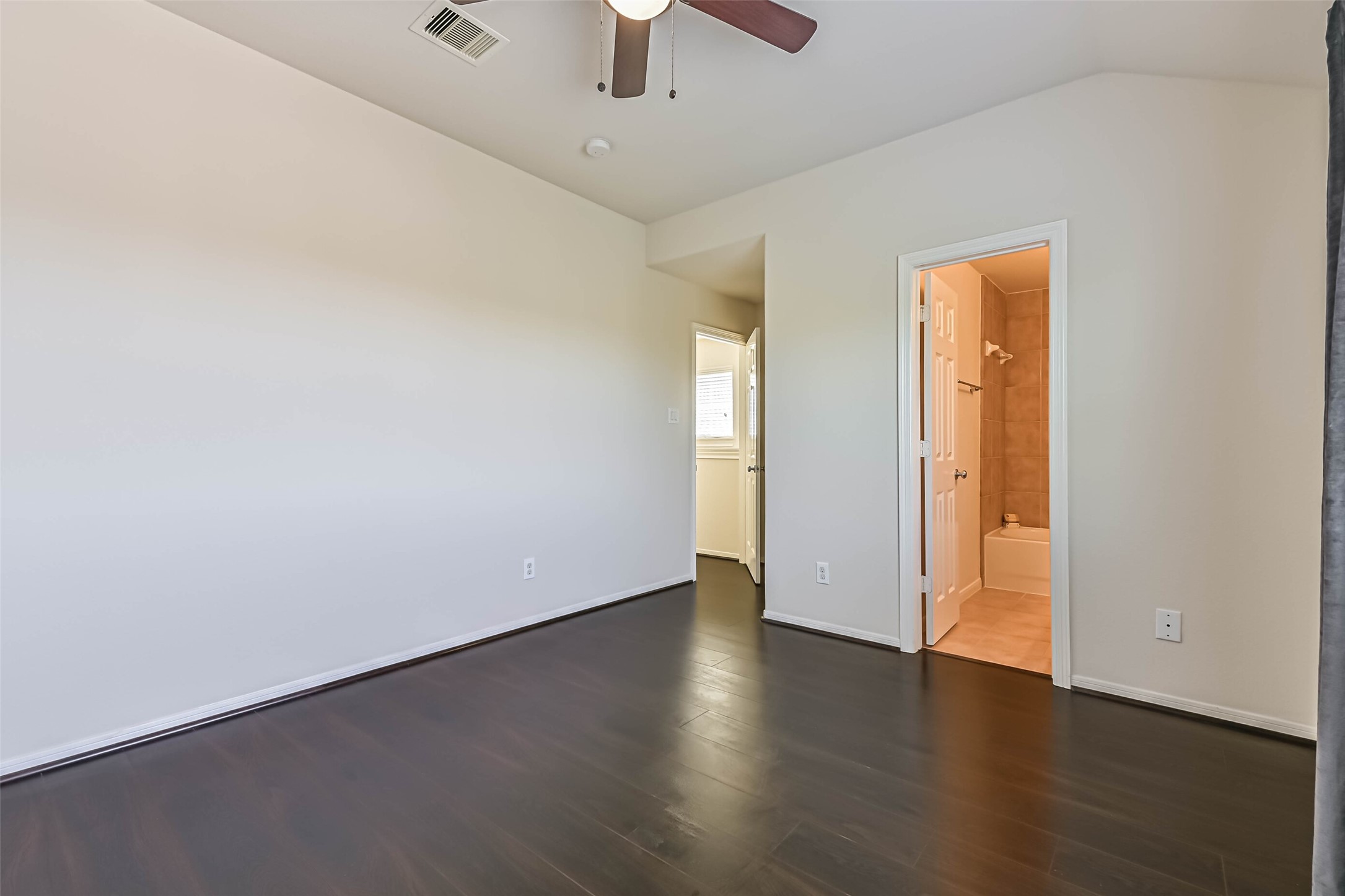 3208 Clearview Circle Houston, TX 77025 - Photo 24 of 30 This bedroom also includes convenient en suite bath access.