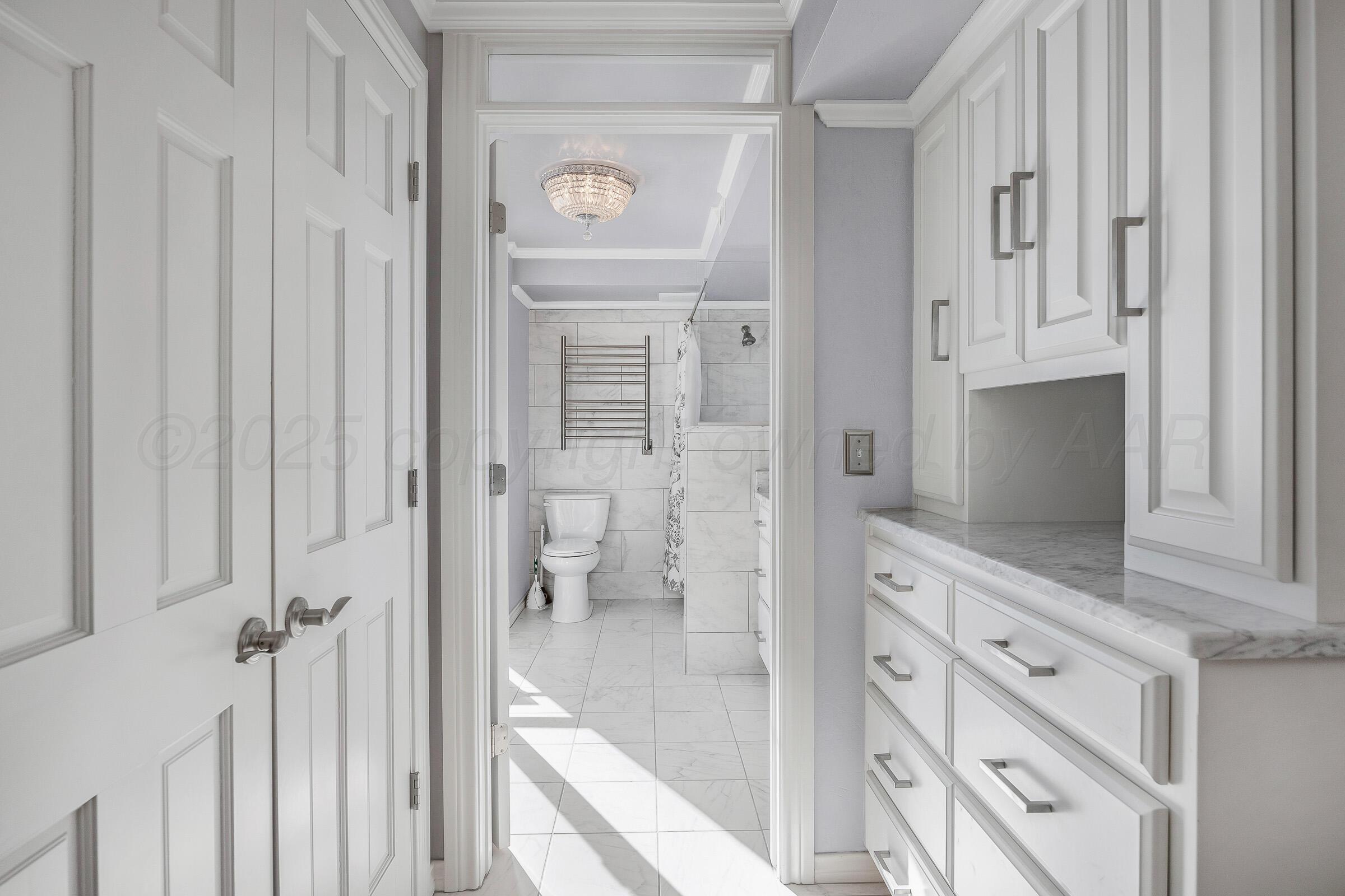 2028 South Austin Street, Unit 1104 Amarillo, TX 79109 - Photo 19 of 37 a view of bathroom with a bathtub a sink and mirror