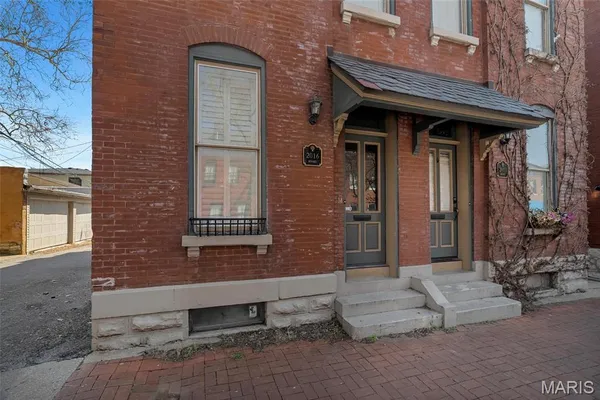 $2,900 | 2016 Menard Street, Unit 2016, St. Louis, MO 63104