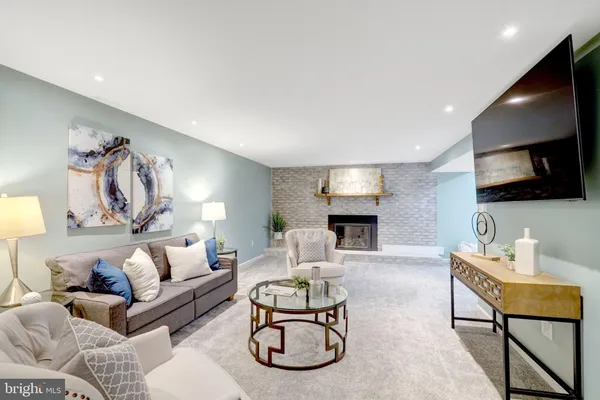 $885,000 | 7627 Luton Place, Alexandria, VA 22315